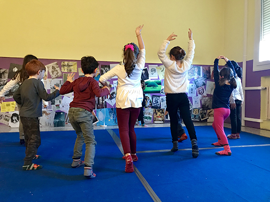 Un gruppo di ragazzi delle scuole medie al laboratorio di teatro di Officine Duende
